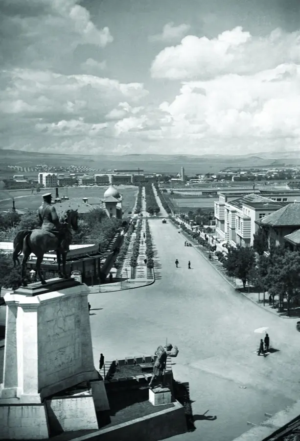 1937de Zafer Anıtından Ankara Garına uzanan Cumhuriyet Bulvarı