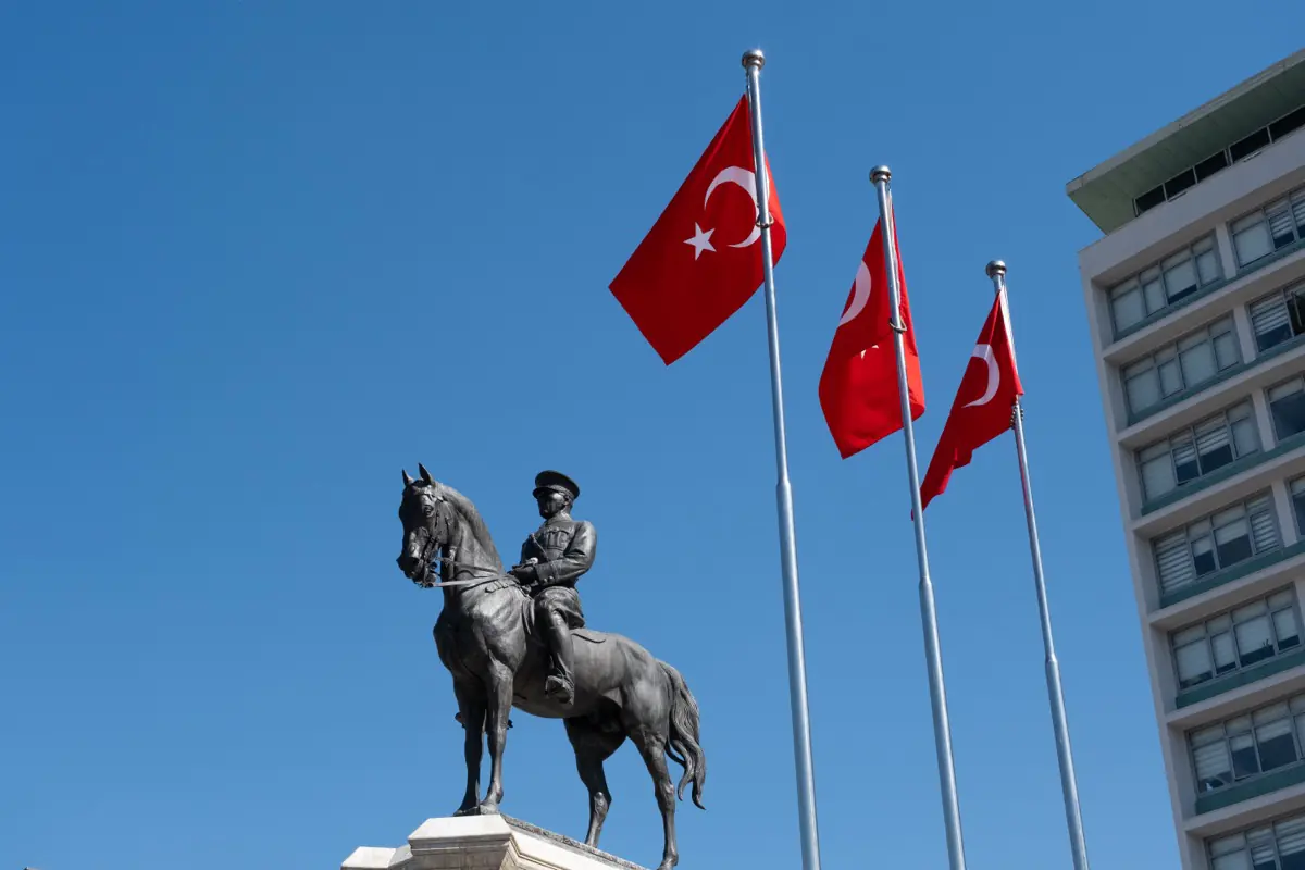 Atatürk atı Sakarya üzerinde, kaidenin tepesinde