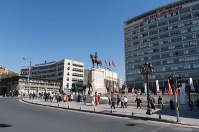 Ulus Meydanı ve anıtın çevresindeki gündelik hareket