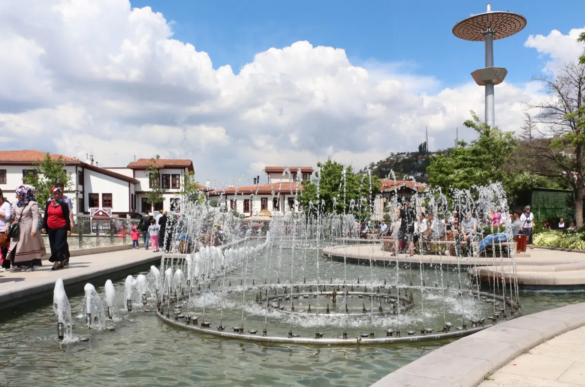 Hacı Bayram Camii ve önündeki meydan